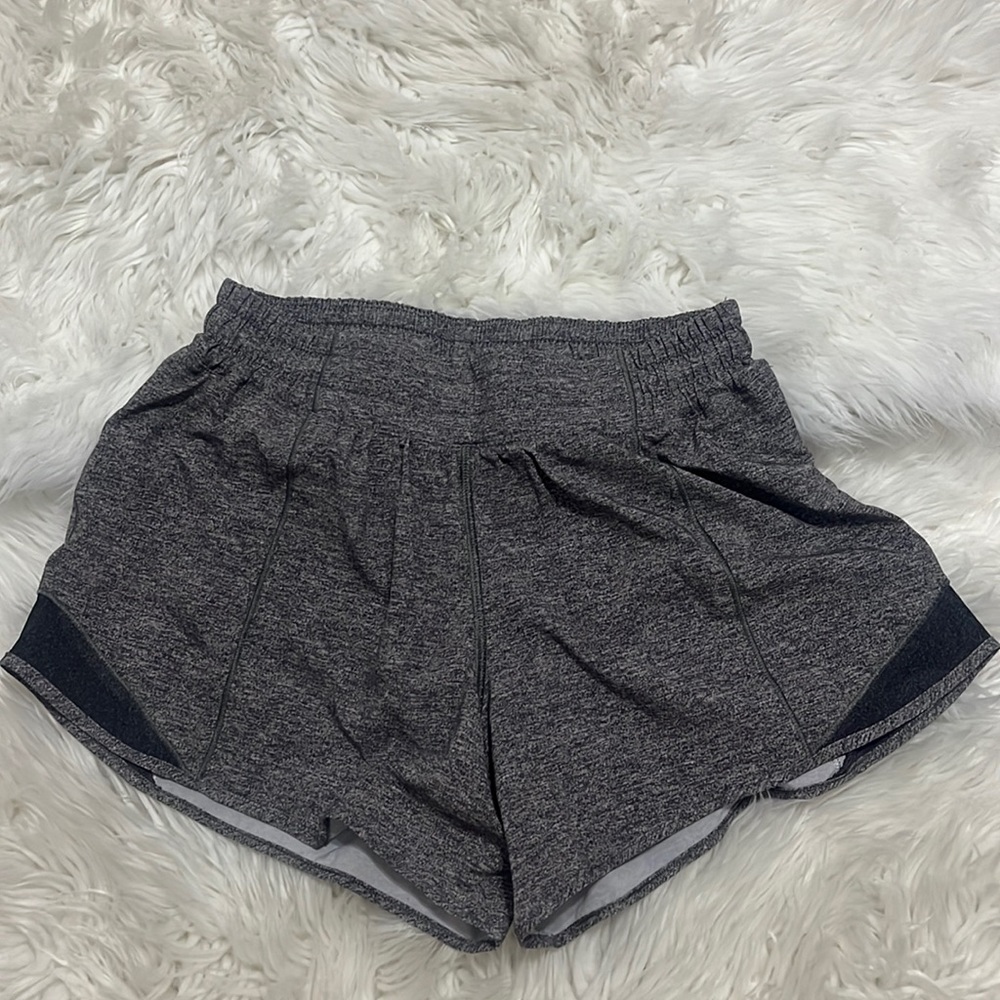 ♡ Lululemon Hotty Hot Low-Rise Lined Short 4”  ♡